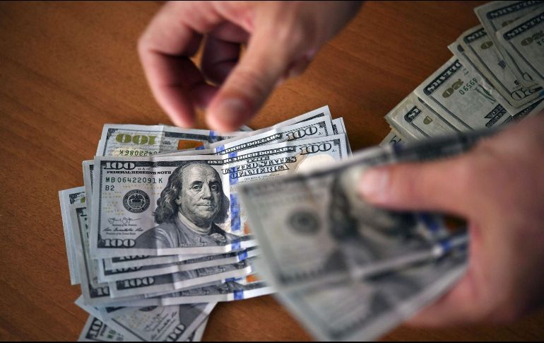Se espera que el tipo de cambio cotice entre 19.50 y 19.65 pesos por dólar. AFP / ARCHIVO