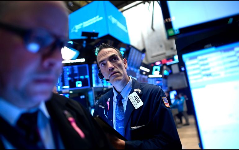 El NYSE Composite desciende 43.19 puntos al ubicarse en 12 mil 734.55 unidades. AFP / J. Eisele