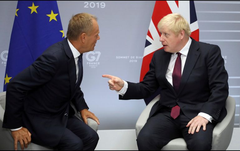 El presidente del Consejo Europeo, Donald Tusk (i), reprochó que el primer ministro británico, Boris Johnson (d), no quiere acuerdo ni prórroga. AP/ARCHIVO