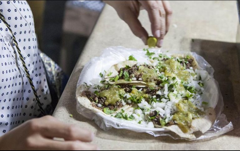 Maki Ortiz Domínguez propone una Ley de Impuestos a la Informalidad ante la Comisión de Hacienda de la Cámara de Diputados, la cual consiste en gravar al cinco por ciento a los puestos callejeros de tacos o elotes. EL INFORMADOR / ARCHIVO