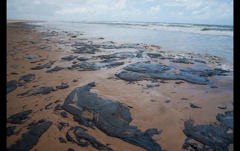 Petróleo derramado en Pirambu, Sergipe, en una imagen del 25 de septiembre. AFP/ADEMAS/Marcos Rodrigues