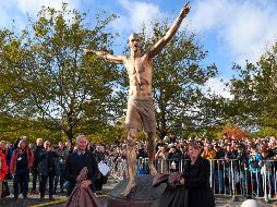 La estatua en bronce, de casi 3 metros y unos 500 kilos de peso muestra al jugador en pantalón corto, alzando los brazos en uno de sus típicos gestos de celebración de un gol. AFP / J. Nilsson