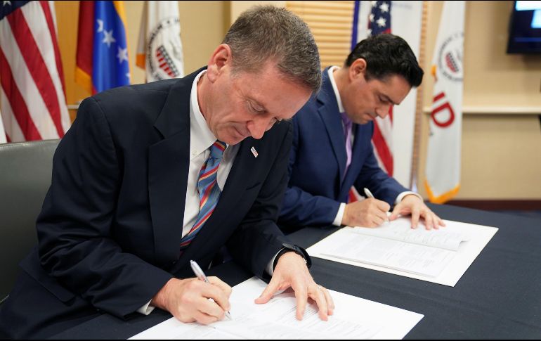 El acuerdo fur firmado en la sede de la Agencia Estadounidense para el Desarrollo Internacional (Usaid) por su director, Mark Green, y el venezolano Carlos Vecchio. TWITTER/@USAIDMarkGreen