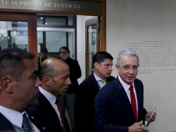 Álvaro Uribe (d) a su llegada a la Corte Suprema en Bogotá. AP/I. Valencia