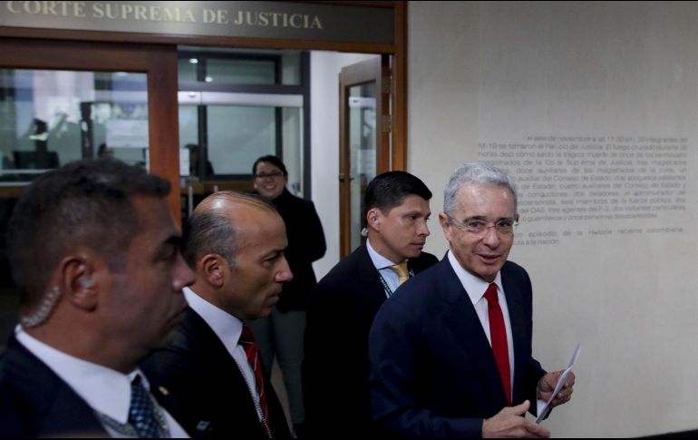 Álvaro Uribe (d) a su llegada a la Corte Suprema en Bogotá. AP/I. Valencia