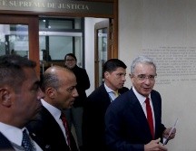 Álvaro Uribe (d) a su llegada a la Corte Suprema en Bogotá. AP/I. Valencia