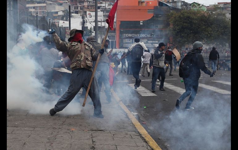 Manifestantes indígenas se enfrentan con fuerzas armadas en el edificio de la Asamblea Nacional de Quito. EFE/J. Jácome
