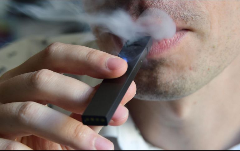 Nueva York ha decidido suspender temporalmente la prohibición de vender cigarrillos electrónicos de sabores, después de unas demandas de algunas compañías en la ciudad.  AFP / ARCHIVO
