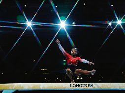 Simone Biles realiza su rutina en la barra de equilibrio. AFP