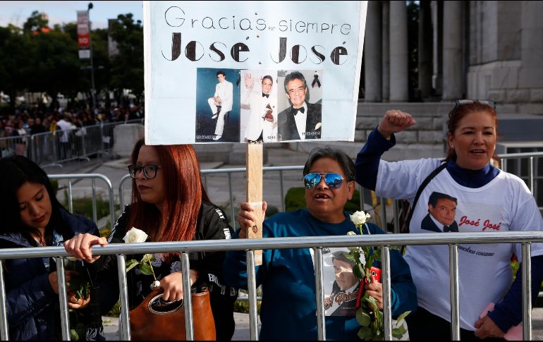 Se prevé que los restos del cantante José José arriben alrededor de las 08:00 horas a la Ciudad de México. AP / G. Riquelme