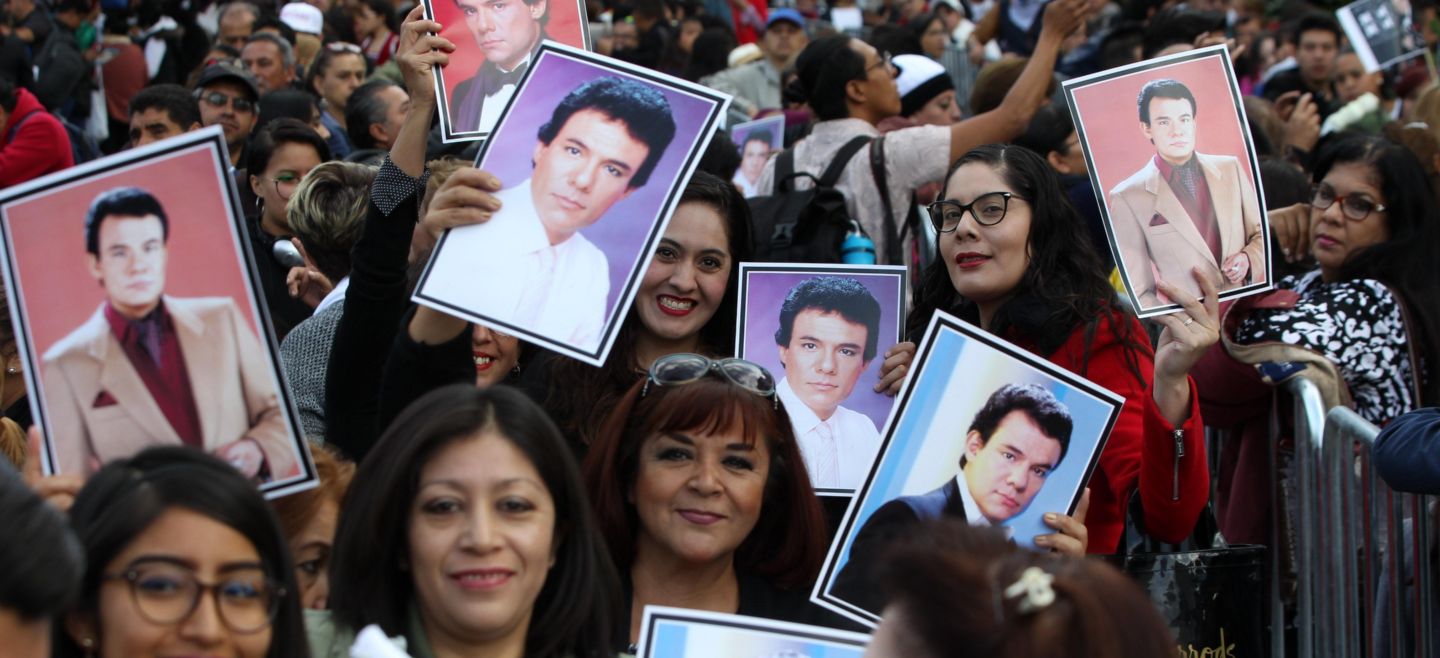 Una multitud de fanáticos del cantante mexicano José José espera el arribo de sus cenizas en las inmediaciones del Palacio de Bellas Artes. EFE / M. Guzmán