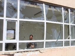 Un funcionario de seguridad afgano inspecciona un aula universitaria tras un atentado con bomba perpetrado en la Facultad de Literatura de la Universidad de Ganzi. EFE/S. Mustafa