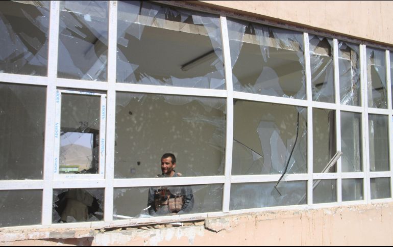 Un funcionario de seguridad afgano inspecciona un aula universitaria tras un atentado con bomba perpetrado en la Facultad de Literatura de la Universidad de Ganzi. EFE/S. Mustafa