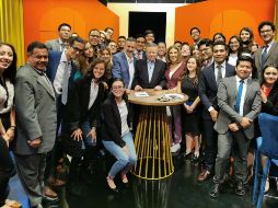 Arturo Zaldívar (c) recibió críticas por haber asistido al programa de televisión. TWITTER/@JohnMAckerman