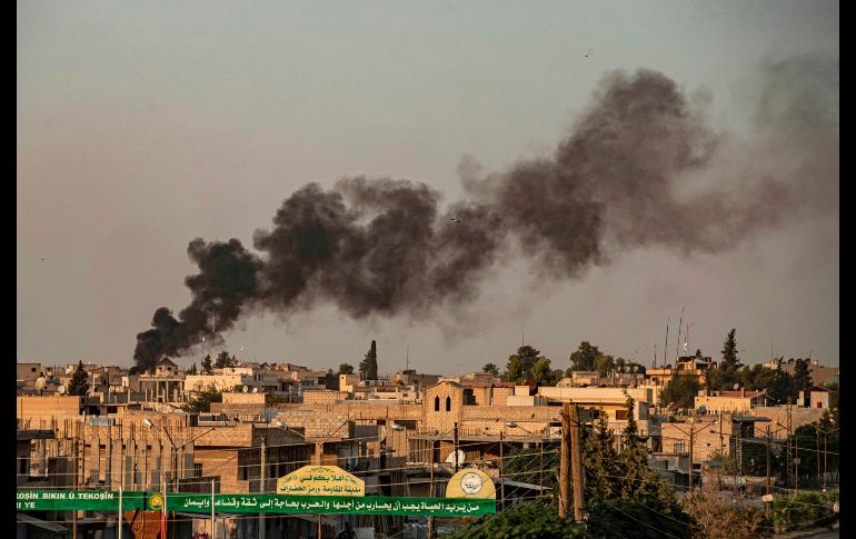 Humo se eleva tras bombardeos en Ras al Ain, en la frontera con Turquía. AFP/D. Souleiman