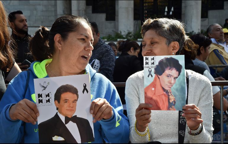 Con discos de acetato y fotografías en mano, los fans lanzaron porras a José José. AFP / R. Arangua