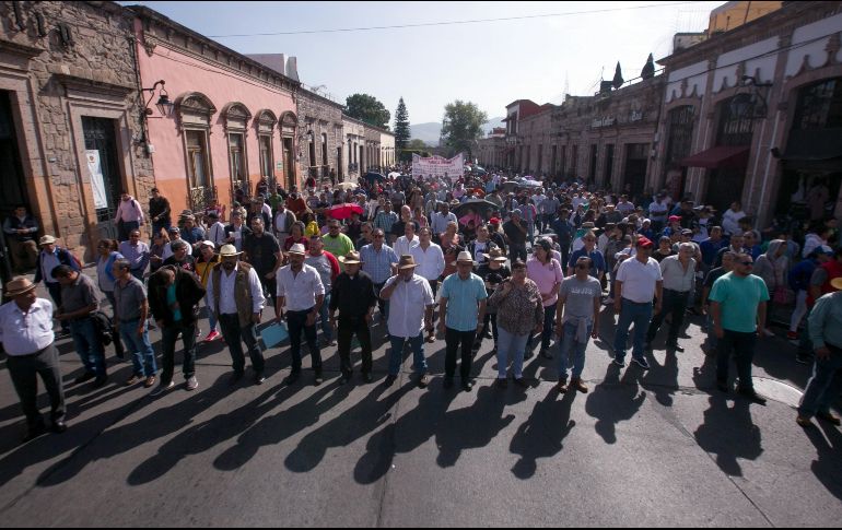 Trabajadores universitarios se manifiestan este miércoles en Morelia, Michoacán. EFE /I. Villanueva