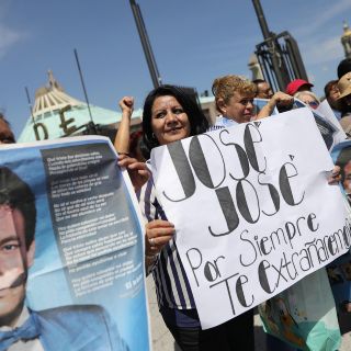 "Vuelan" playeras con imágenes de José José