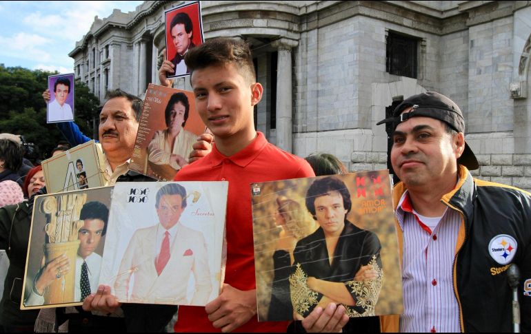 Seguidores del cantante José José se dieron cita en el Palacio de Bellas Artes previo al homenaje. NTX / J. Lira