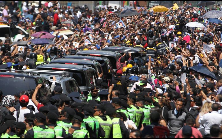 Centenares de personas saludan al cortejo fúnebre que traslada parte de las cenizas del cantante mexicano José José a su paso por los alrededores de la Basílica de Guadalupe. EFE / M. Guzmán
