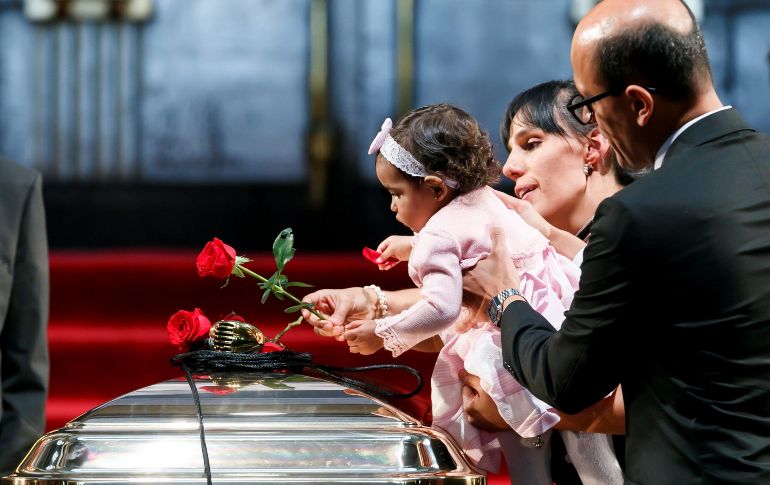 Marisol Sosa (c), hija del cantante José José, se aproxima al féretro con parte de las cenizas de su padre este miércoles, durante un homenaje en el Palacio de Bellas Artes,. EFE / J. Méndez