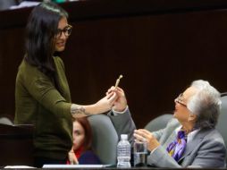 La secretaria de Gobernación recibió el regalo con una sonrisa. TWITTER/@CanalCongreso
