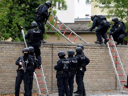 Policías suben por una barda cerca de la sinagoga en Halle, luego del ataque. EFE/F. Singer/videos/video-flash/2019/10/09/ataque_alemania.mp4