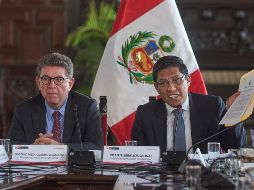 El primer ministro peruano, Vicente Zeballos (d), habla durante una reunión con la prensa extranjera acreditada junto al ministro de Relaciones Exteriores, GustavoMeza- Cuadra (i). EFE/C. Ugarte