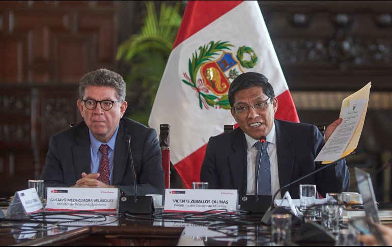 El primer ministro peruano, Vicente Zeballos (d), habla durante una reunión con la prensa extranjera acreditada junto al ministro de Relaciones Exteriores, GustavoMeza- Cuadra (i). EFE/C. Ugarte