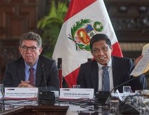 El primer ministro peruano, Vicente Zeballos (d), habla durante una reunión con la prensa extranjera acreditada junto al ministro de Relaciones Exteriores, GustavoMeza- Cuadra (i). EFE/C. Ugarte