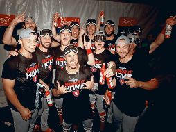 Jugadores de los Cardenales festejan en el vestidor después de conseguir su pase a la Serie de Campeonato de la Liga Nacional. AFP