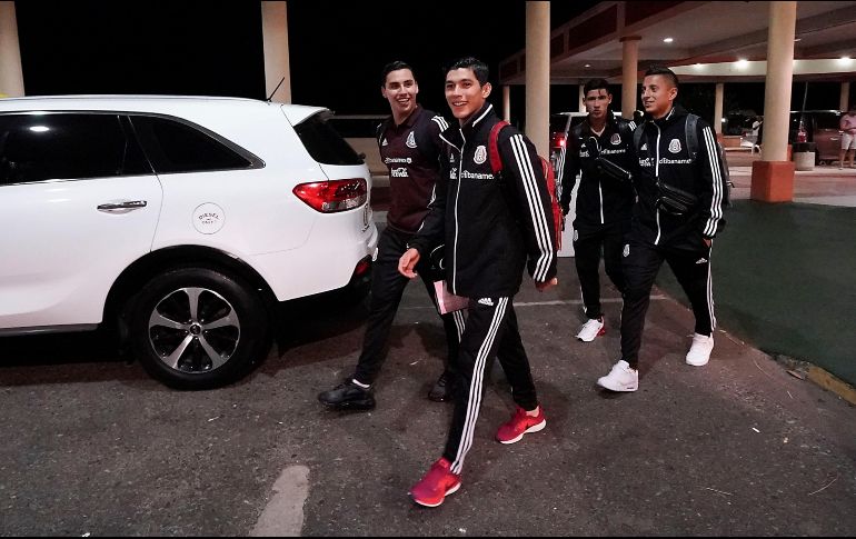 Carlos Sánchez, Gerardo Arteaga y Roberto Alvarado, durante la llegada de la Selección Nacional de México a su hotel en Hamilton, Bermudas. IMAGO7/E. Espinosa