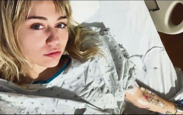 Miley Cyrus se toma una foto desde el hospital donde está internada. ESPECIAL