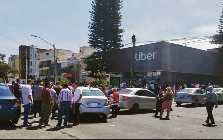 A pesar de presentarse frente a las oficinas de Uber y DiDi, los manifestantes no tuvieron respuesta de estas empresas. ESPECIAL