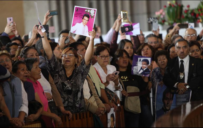 Una total de 35 mil personas despidieron a José José en el homenaje realizado este miércoles en Bellas Artes y la Basílica de Guadalupe. EFE / S. Gutiérrez