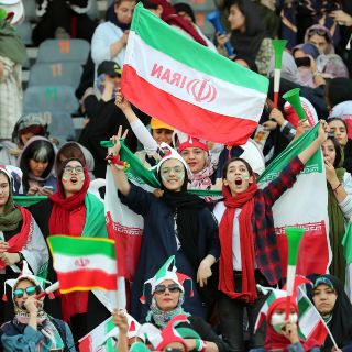 Irán permite ingreso de mujeres a estadio de futbol