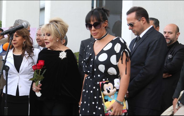Anel Noreña agradeció estar a lado de sus hijos mientras se realizaba el homenaje a su ex esposo, José José. SUN / C. Mejía