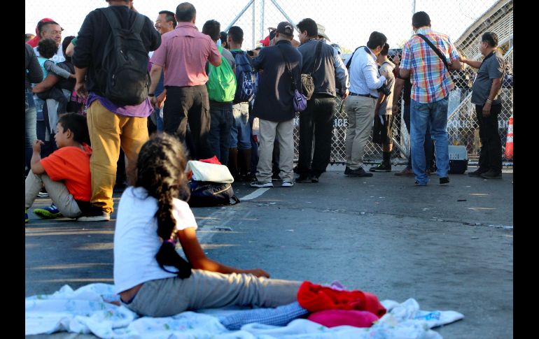 Migrantes se colocaron sobre el puente que conecta Matamoros y Brownsville. EFE/A. Pineda