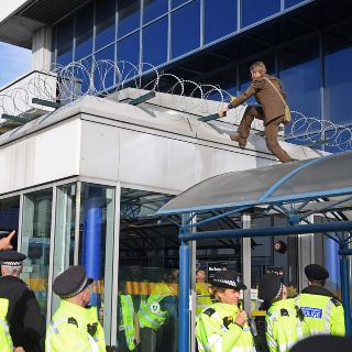 Ecologistas invaden un aeropuerto de Londres