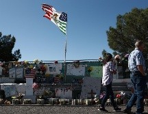 Varias personas caminan hoy frente al memorial instalado a las afueras de la tienda Walmart de El Paso, Texas. En el ataque del 3 de agosto murieron 22 personas.EFE/L. Torres