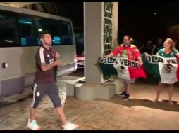 Dos aficionados recibieron al Tri en su hotel de concentración rumbo al duelo ante Bermudas. TWITTER