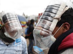 Viteri, quien se define como un ecuatoriano que quiere apoyar a la lucha, asegura que sus creaciones son efectivas para defenderse de los gases lacrimógenos. EFE/P. Aguilar