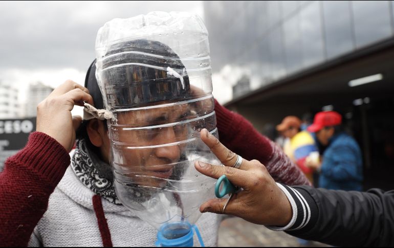 Viteri, quien se define como un ecuatoriano que quiere apoyar a la lucha, asegura que sus creaciones son efectivas para defenderse de los gases lacrimógenos. EFE/P. Aguilar