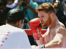Saúl Álvarez se alista para su combate ante el ruso. AP