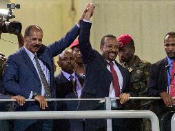 Foto de 2018 donde el presidente de Eritrea, Isaias Afwerki, y el primer ministro de Etiopía y hoy Premio Nobel de la Paz, Abiy Ahmed, celebran el fin de la guerra. AP/M. Ayene