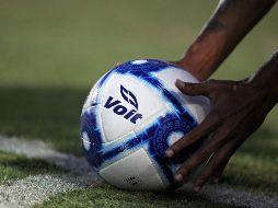 Esta práctica impide a los futbolistas negociar su contratación con clubes distintos al suyo, y sin autorización de éste, lo cual quedó expresamente prohibido en la minuta. IMAGO7