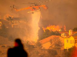 El incendio comenzó alrededor de las 21:00 horas del jueves a lo largo de la zona norte del valle de San Fernando cuando los poderosos vientos de Santa Ana soplaron desde el sur de California. AFP / J. Edelson
