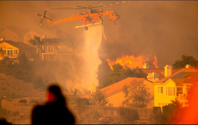 El incendio comenzó alrededor de las 21:00 horas del jueves a lo largo de la zona norte del valle de San Fernando cuando los poderosos vientos de Santa Ana soplaron desde el sur de California. AFP / J. Edelson