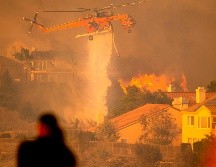 El incendio comenzó alrededor de las 21:00 horas del jueves a lo largo de la zona norte del valle de San Fernando cuando los poderosos vientos de Santa Ana soplaron desde el sur de California. AFP / J. Edelson