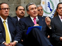 El Presidente de la CNDH, Luis Raúl González Pérez (c), ofrece una conferencia de prensa para informar que se no se reeligirá en esta Comisión. NTX/J. Lira